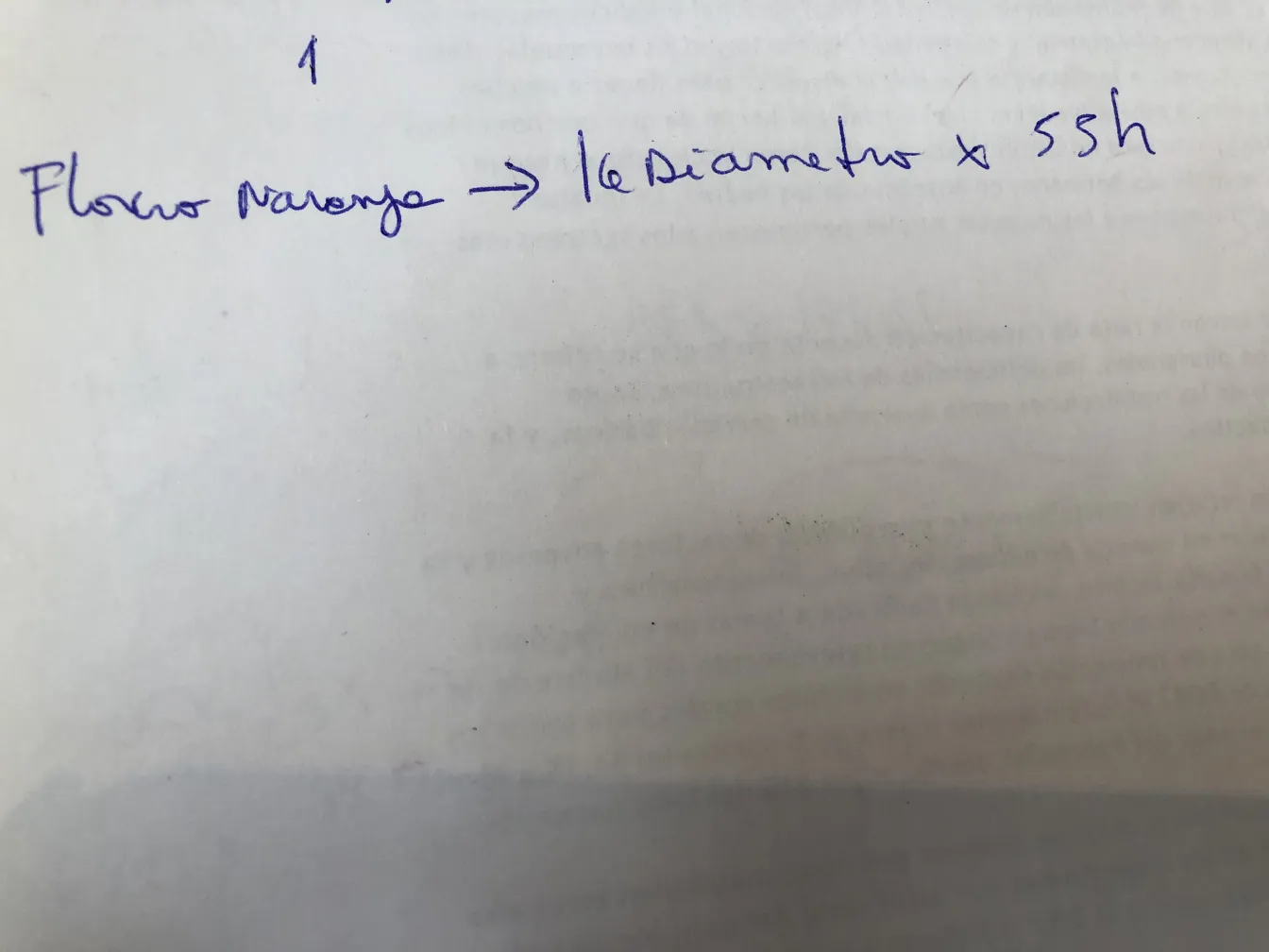 vase ancien avec des détails décoratifs sur un fond subtil