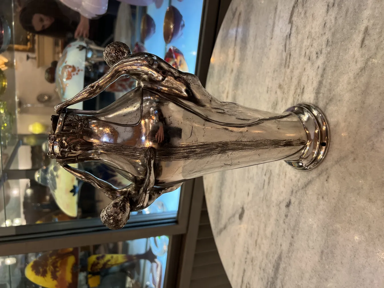 vaso antigo com figuras esculpidas e forma elegante