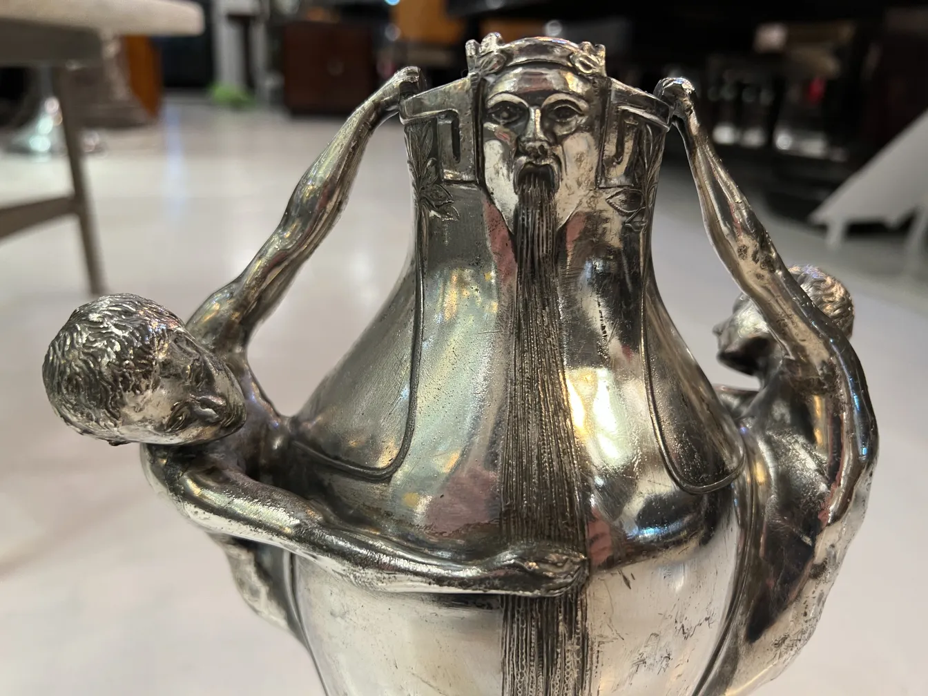 vaso antico sostenuto da figure scolpite