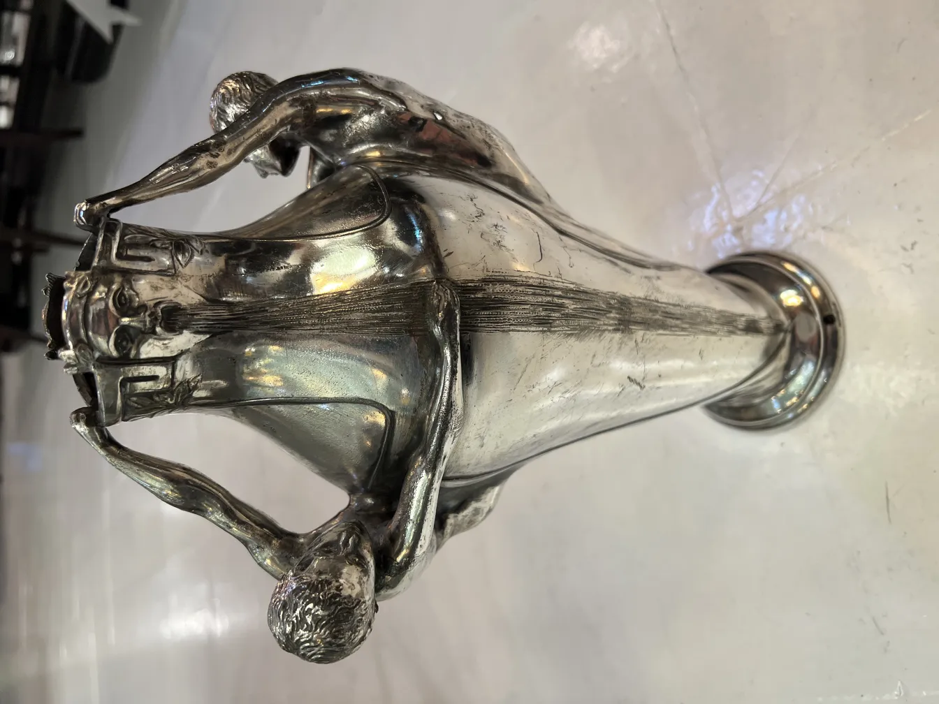 antike vase mit skulpturalen details und figuren