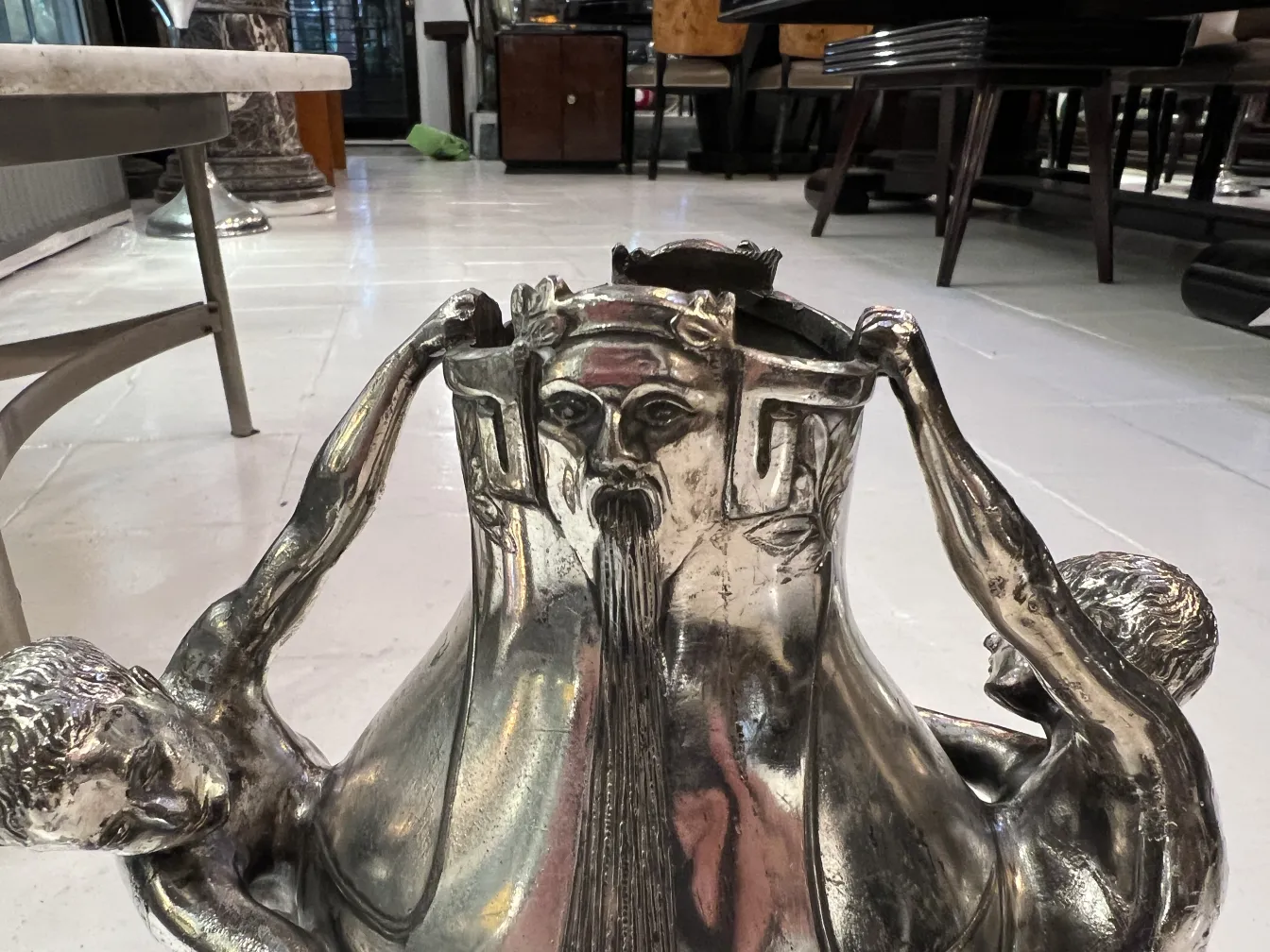 vaso antico con sculture di figure umane