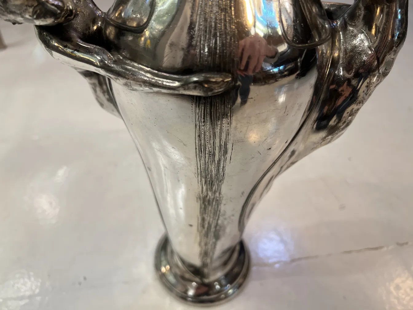 vase antico con design elegante e curvo, base lucida