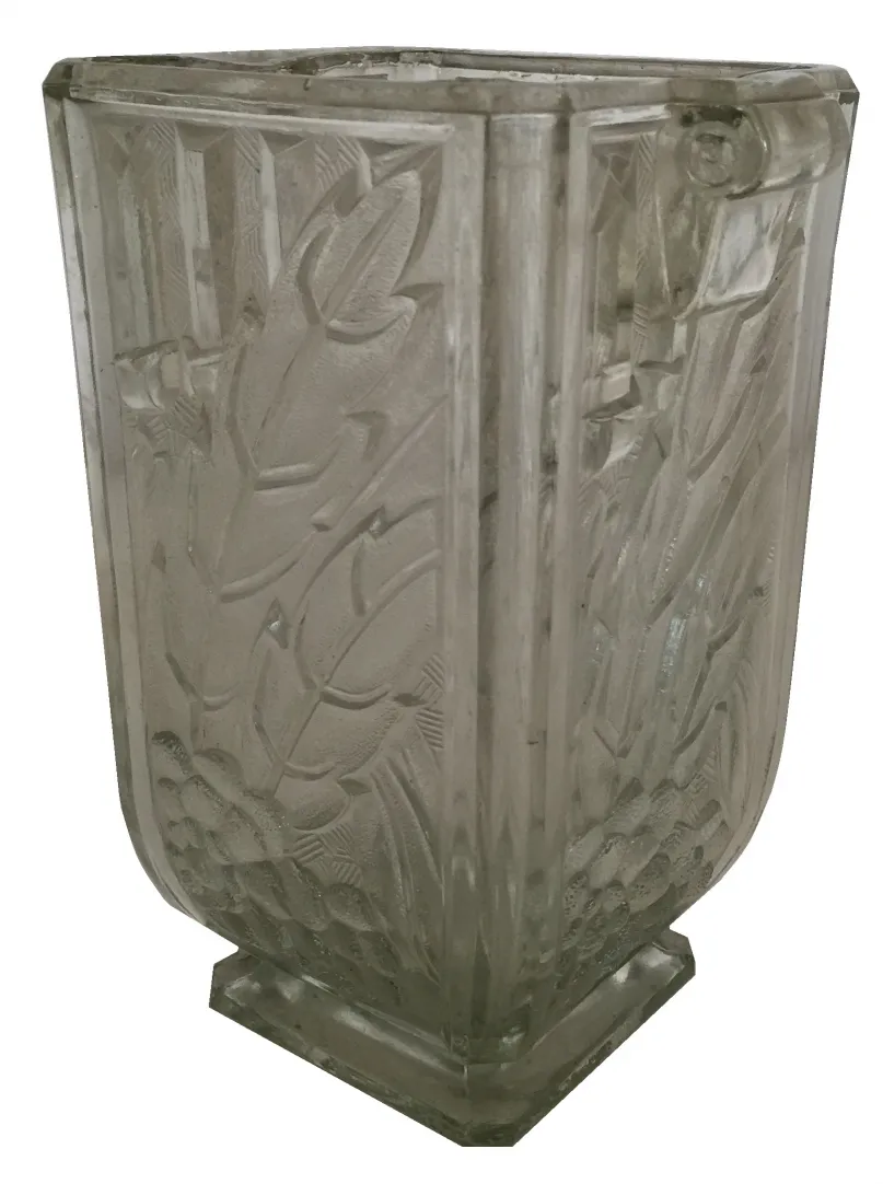 florero transparente con decoración floral grabada, ideal para antigüedades en ambiente clásico