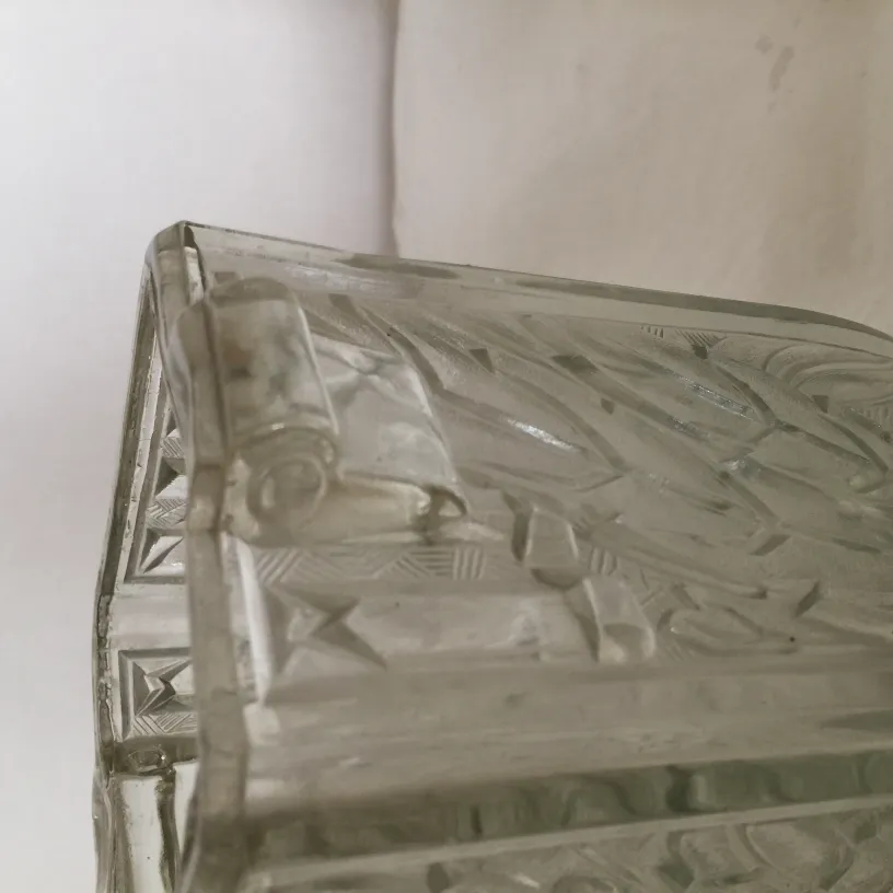 vaso de vidro com desenhos gravados, ambiente antigo e elegante