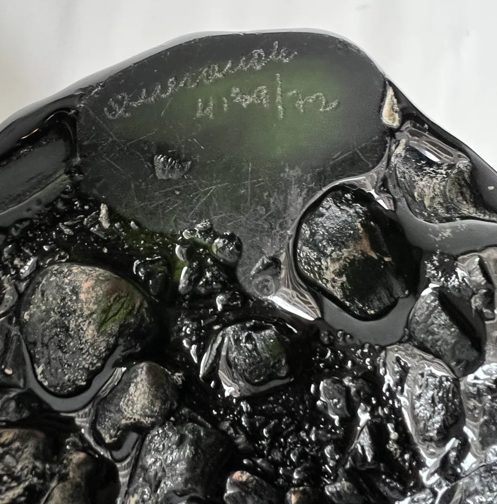 vaso antico con superficie decorativa e dettagli sottili, circondato da un ambiente artistico