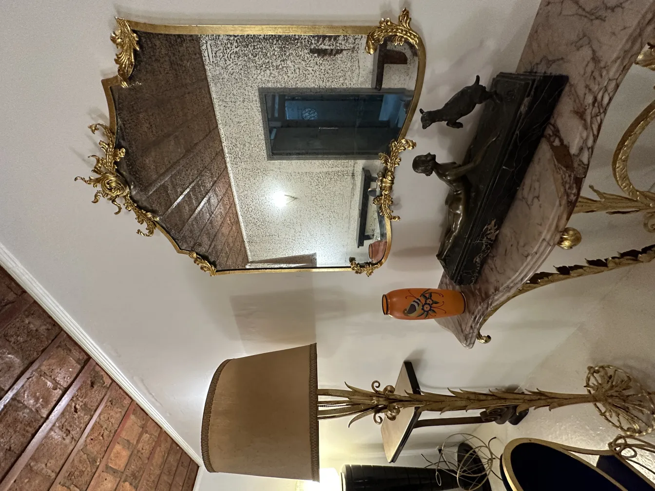 vase ancien avec détails artistiques dans un environnement coloré