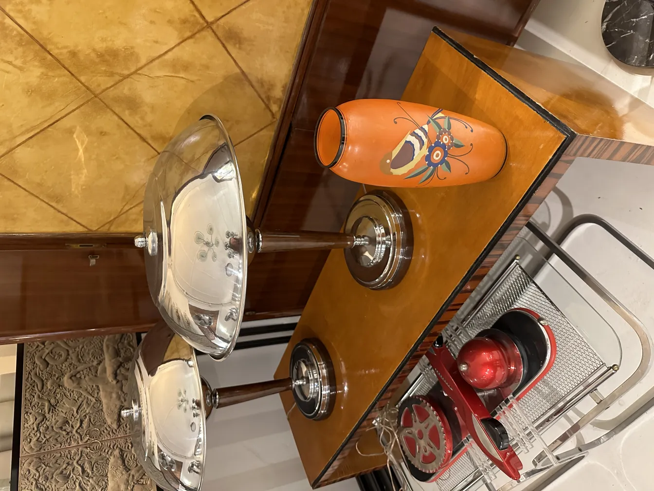 vaso antigo de cerâmica com design vibrante em laranja e azul, fundo iluminado