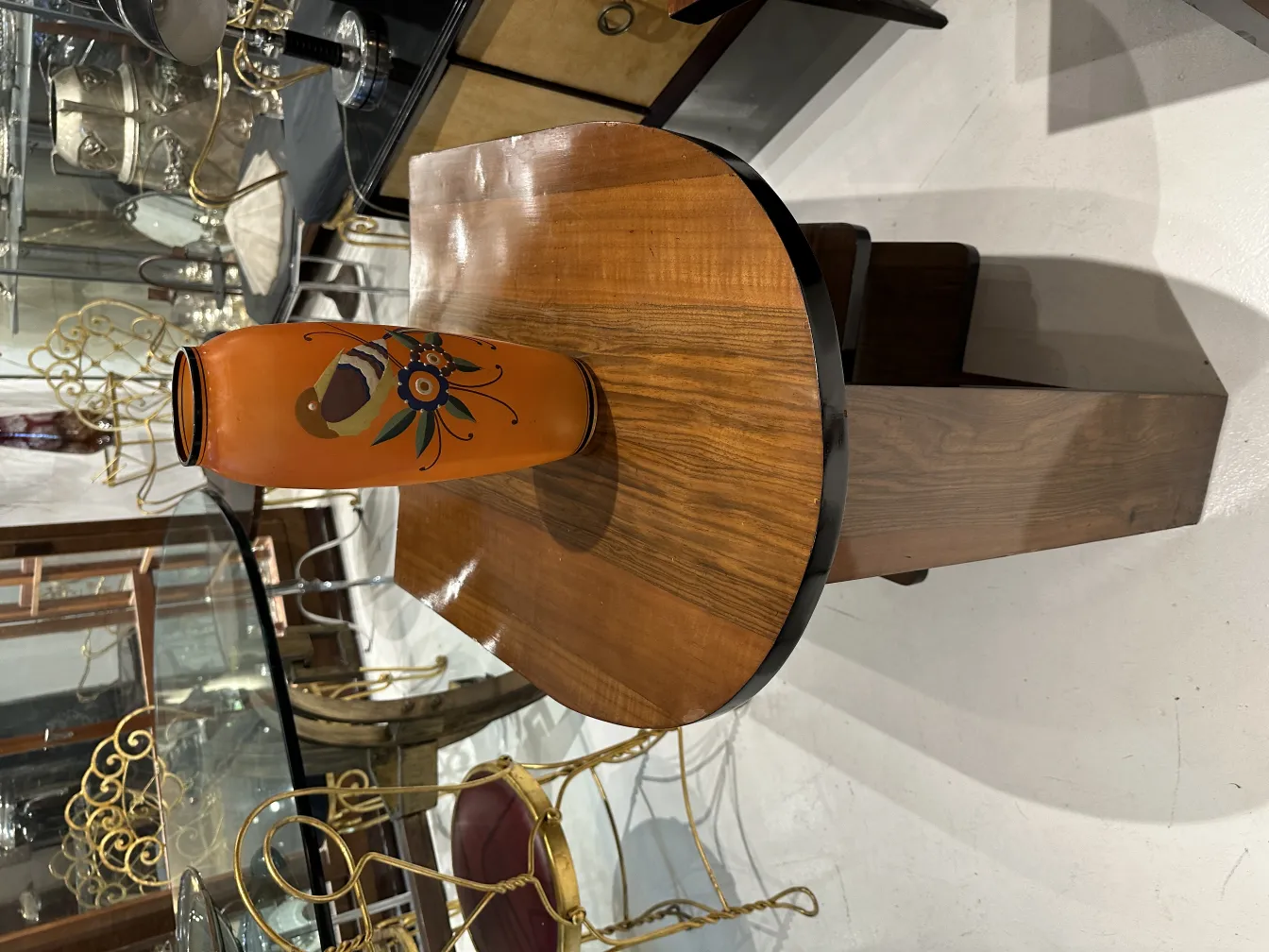 vase antico decorativo arancione con motivo floreale