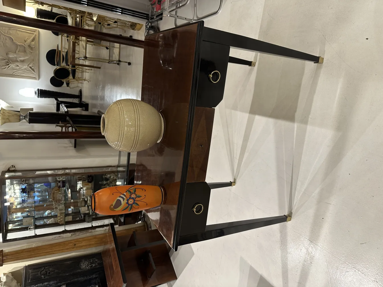 古董花瓶放在桌上，背景是复古物品