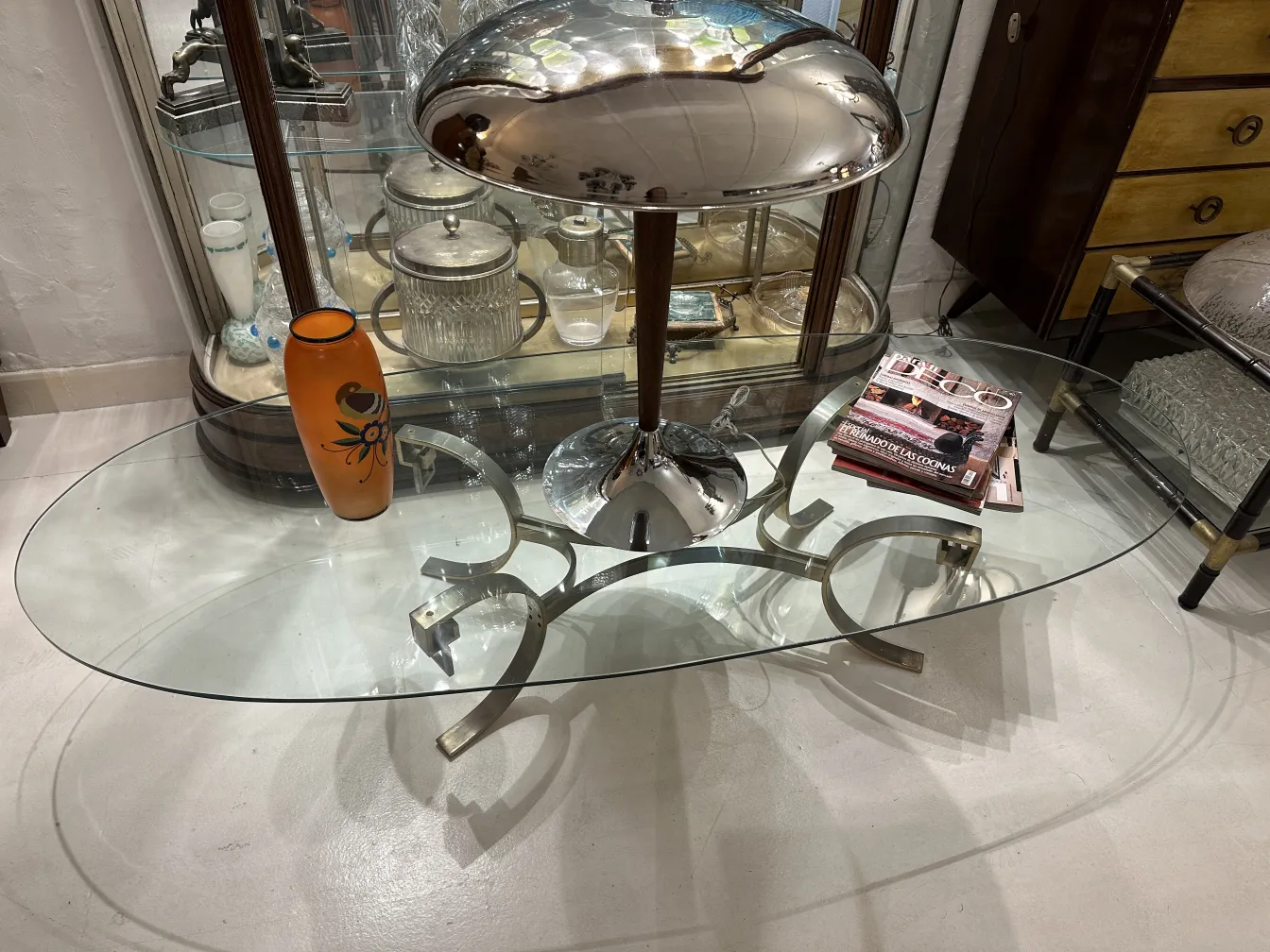 vaso antico decorativo con pittura floreale, su un tavolo