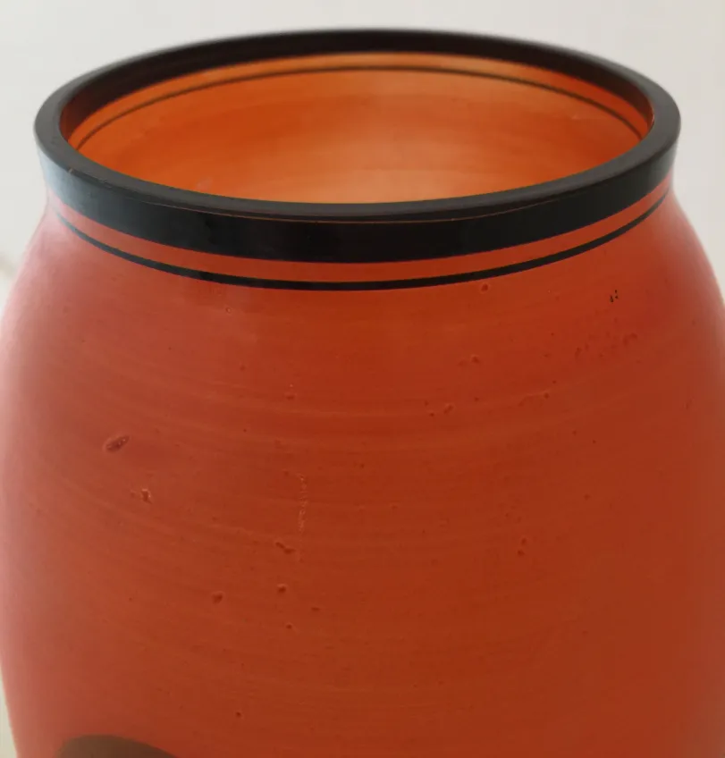 vaso antigo de cerâmica laranja com detalhes pretos
