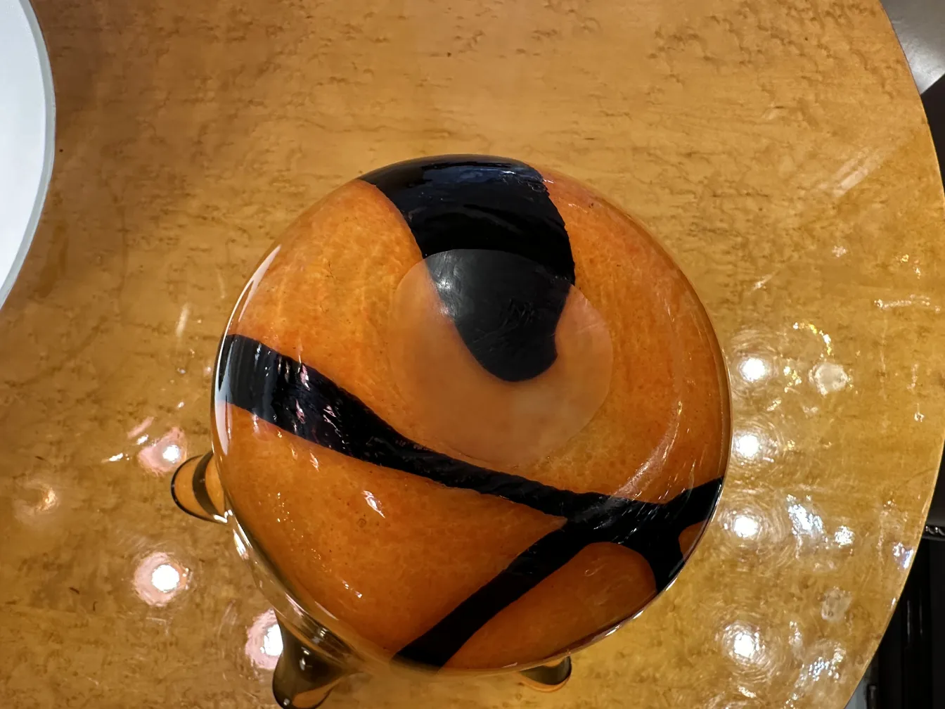 Vase ancien au design orange et noir