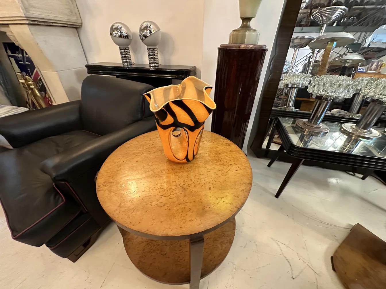 antike vase mit buntem muster auf dem tisch