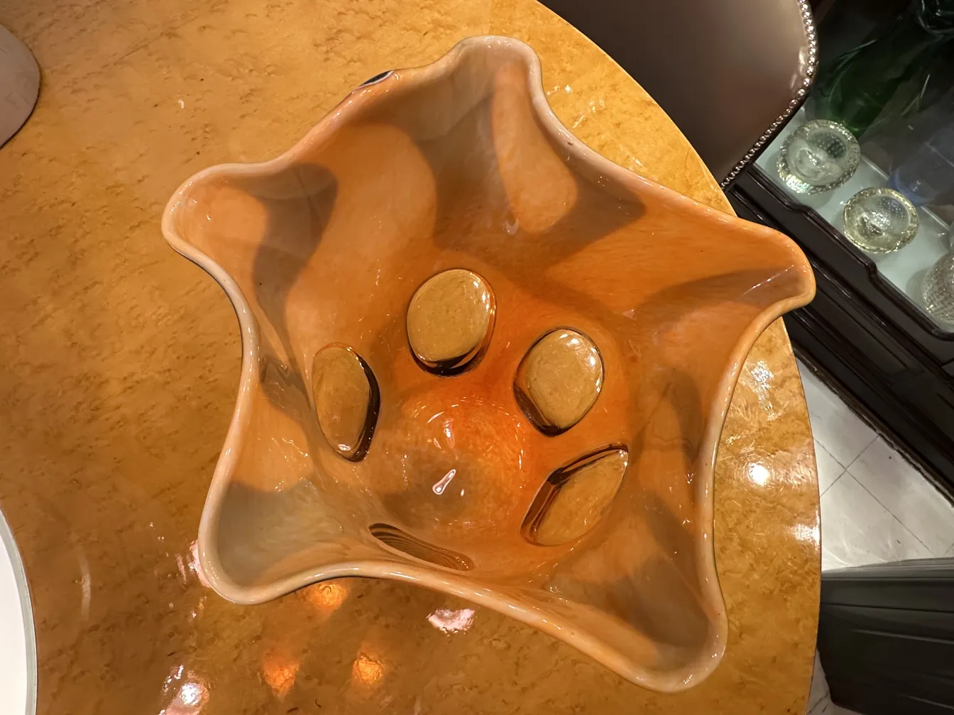 光沢のある表面に星形の古い花瓶