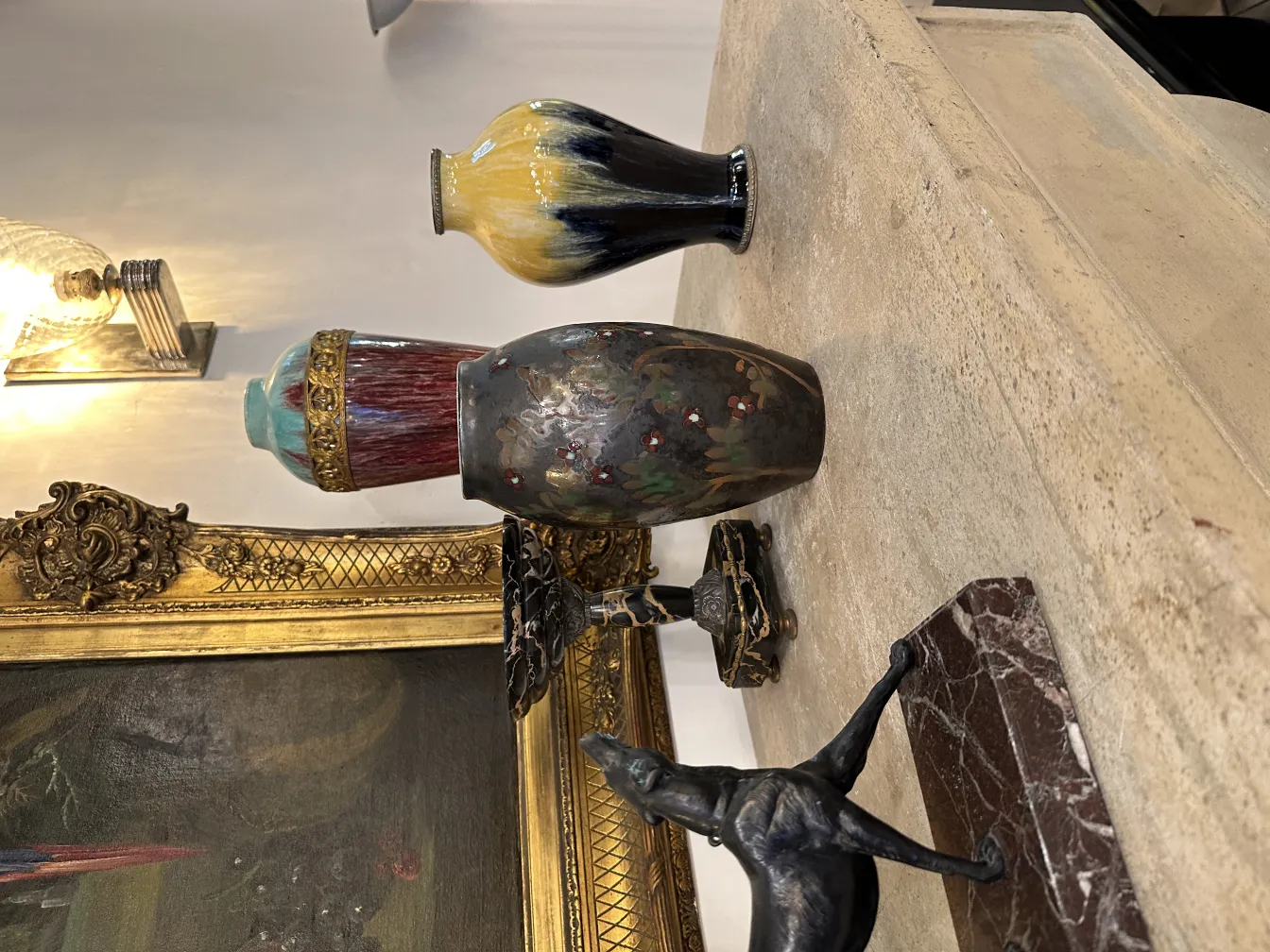 Serre-livres anciens décoratifs sur une table avec des vases.