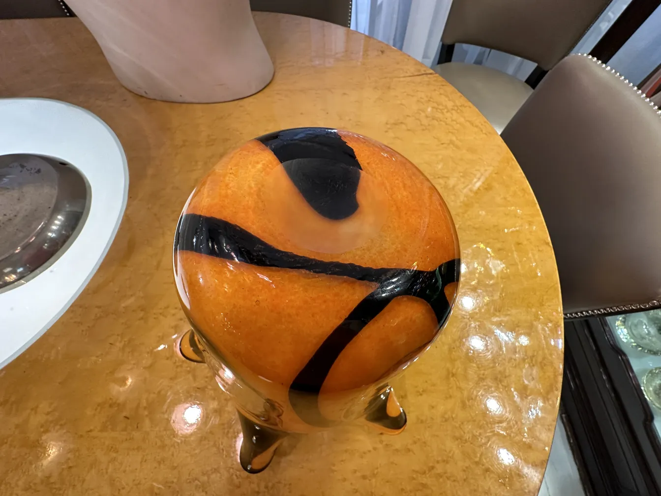 vaso decorativo con colori caldi e motivi accattivanti su un tavolo