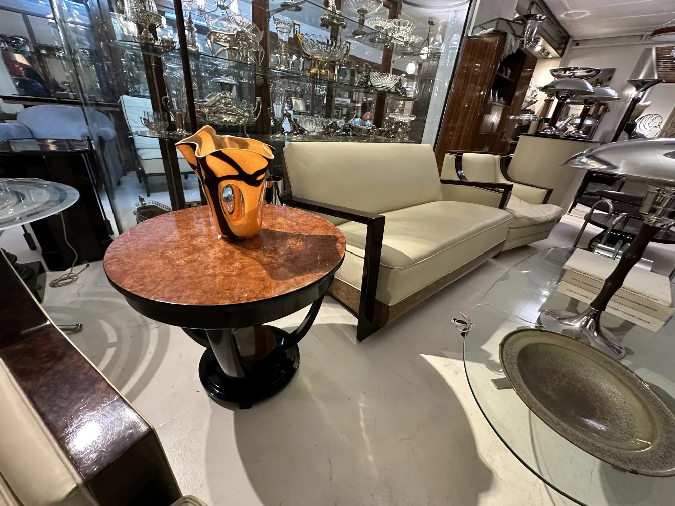 vase ancien avec un motif orange et noir