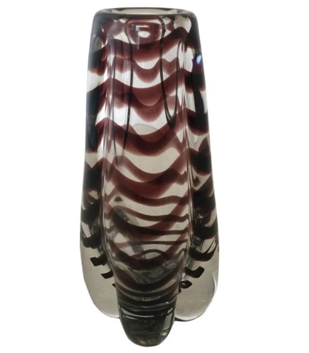 antike vase mit wellenförmigem design in braunen tönen