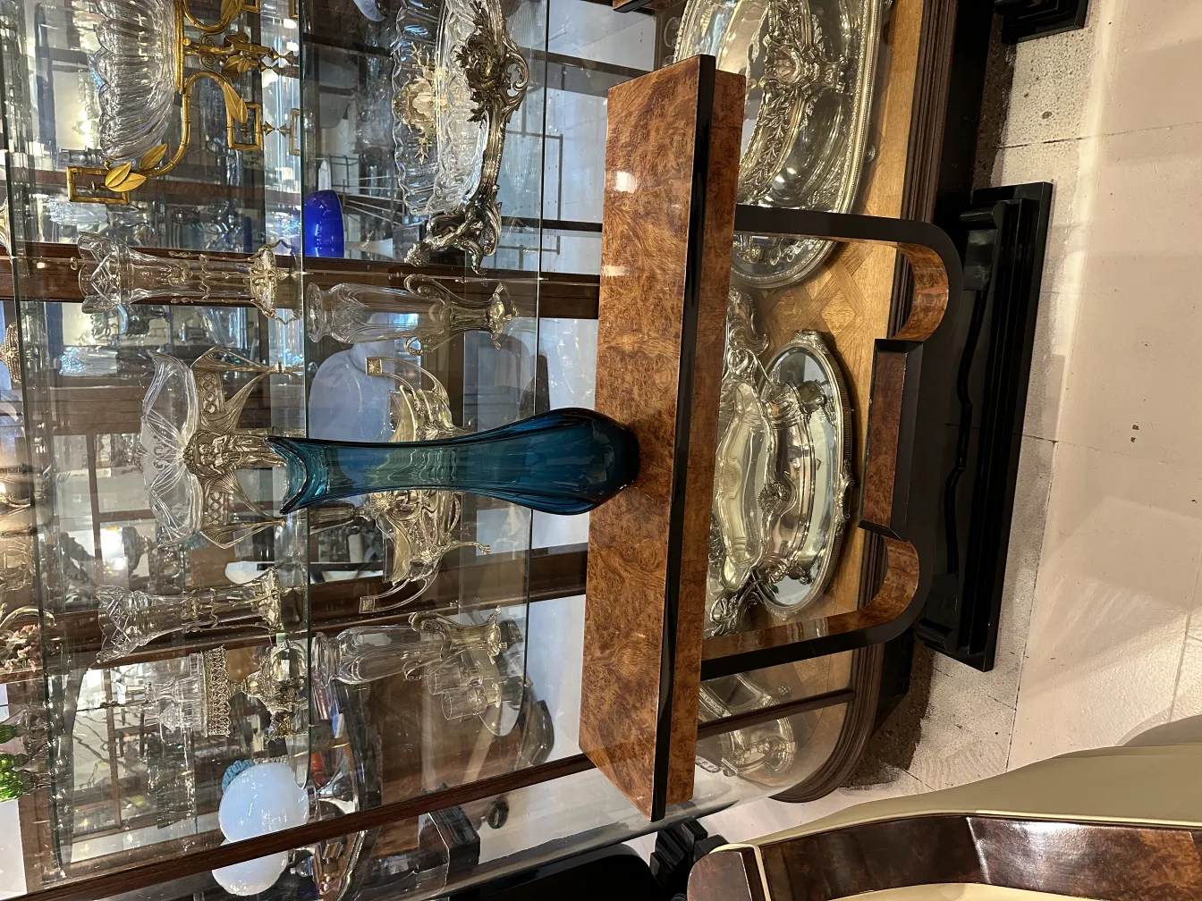 vase antico in vetro blu in mostra