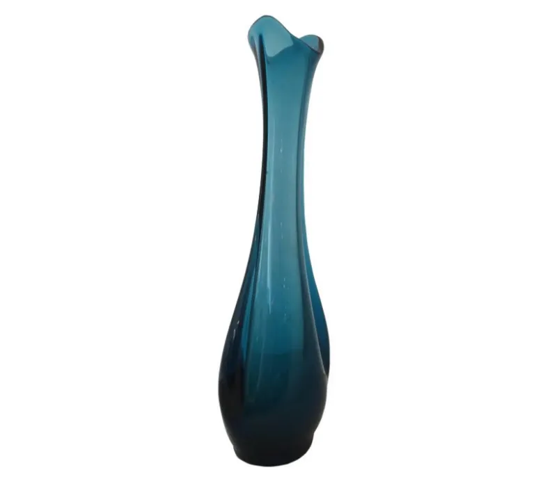 antike blaue vase mit eleganter form, weißer hintergrund