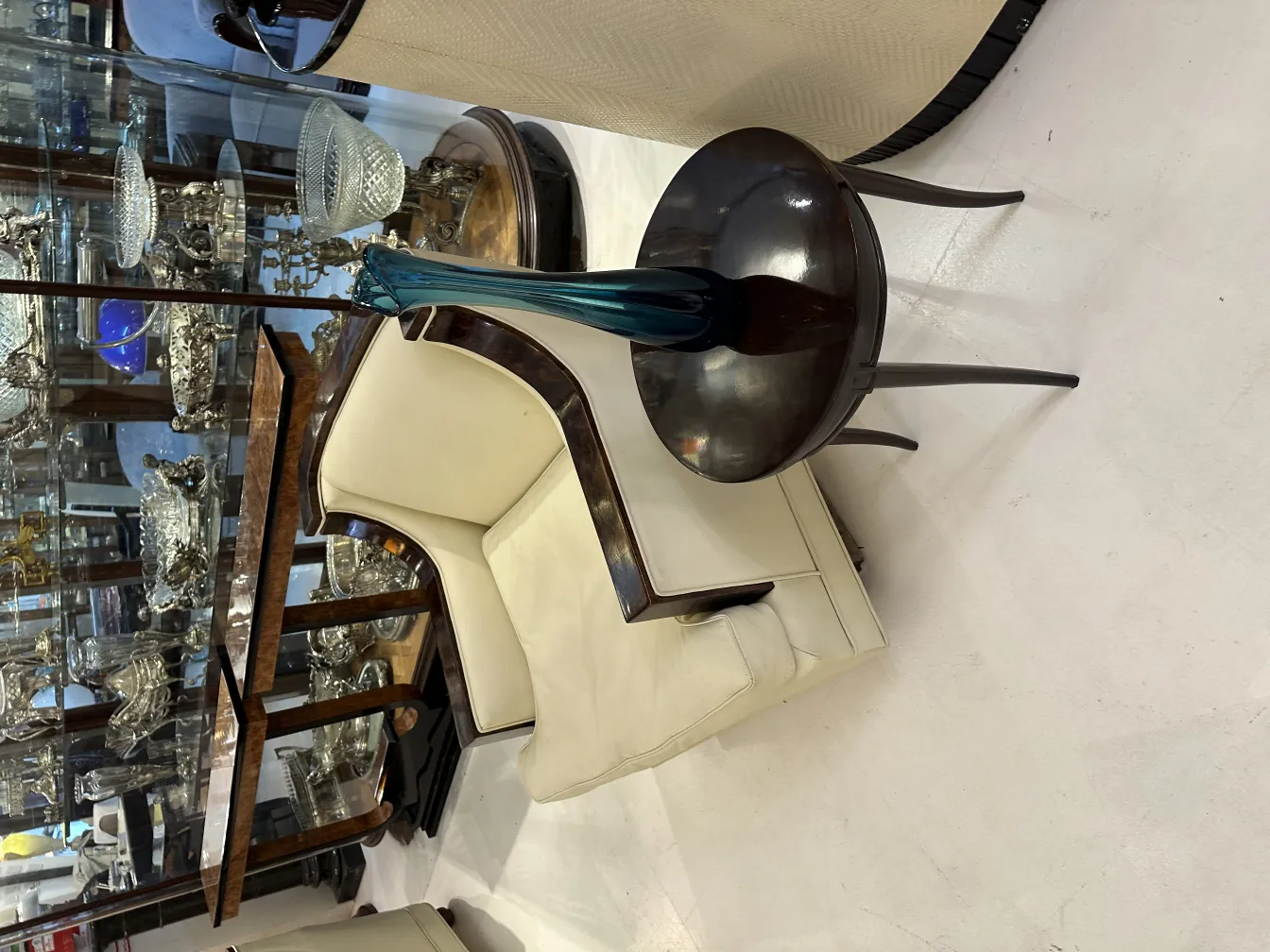 vaso antico blu su un tavolo