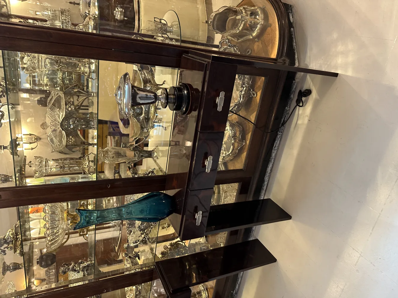 vase antico blu esposto in una vetrina con altri oggetti