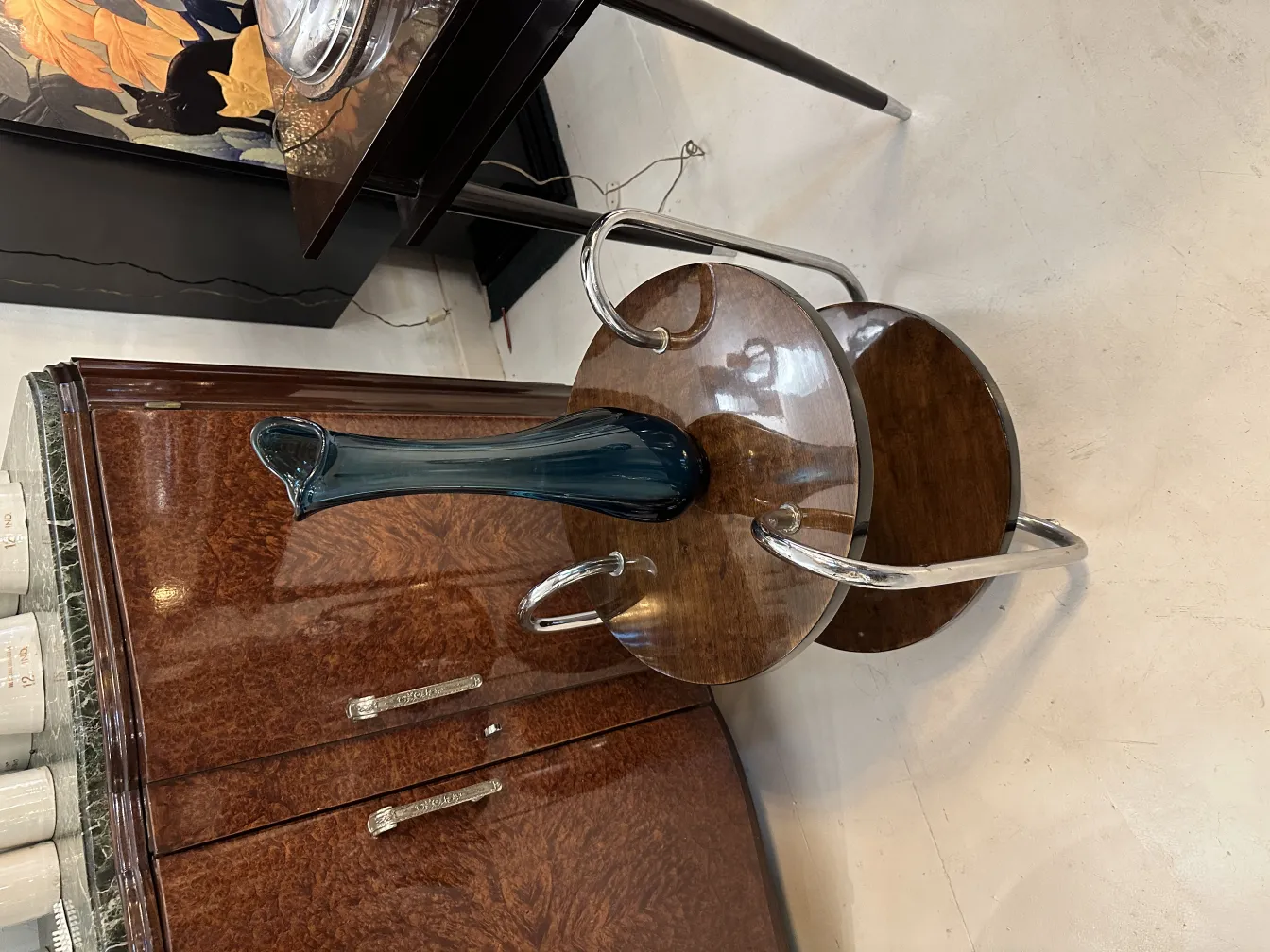 antike vase mit elegantem design, ergänzt einen modernen Raum