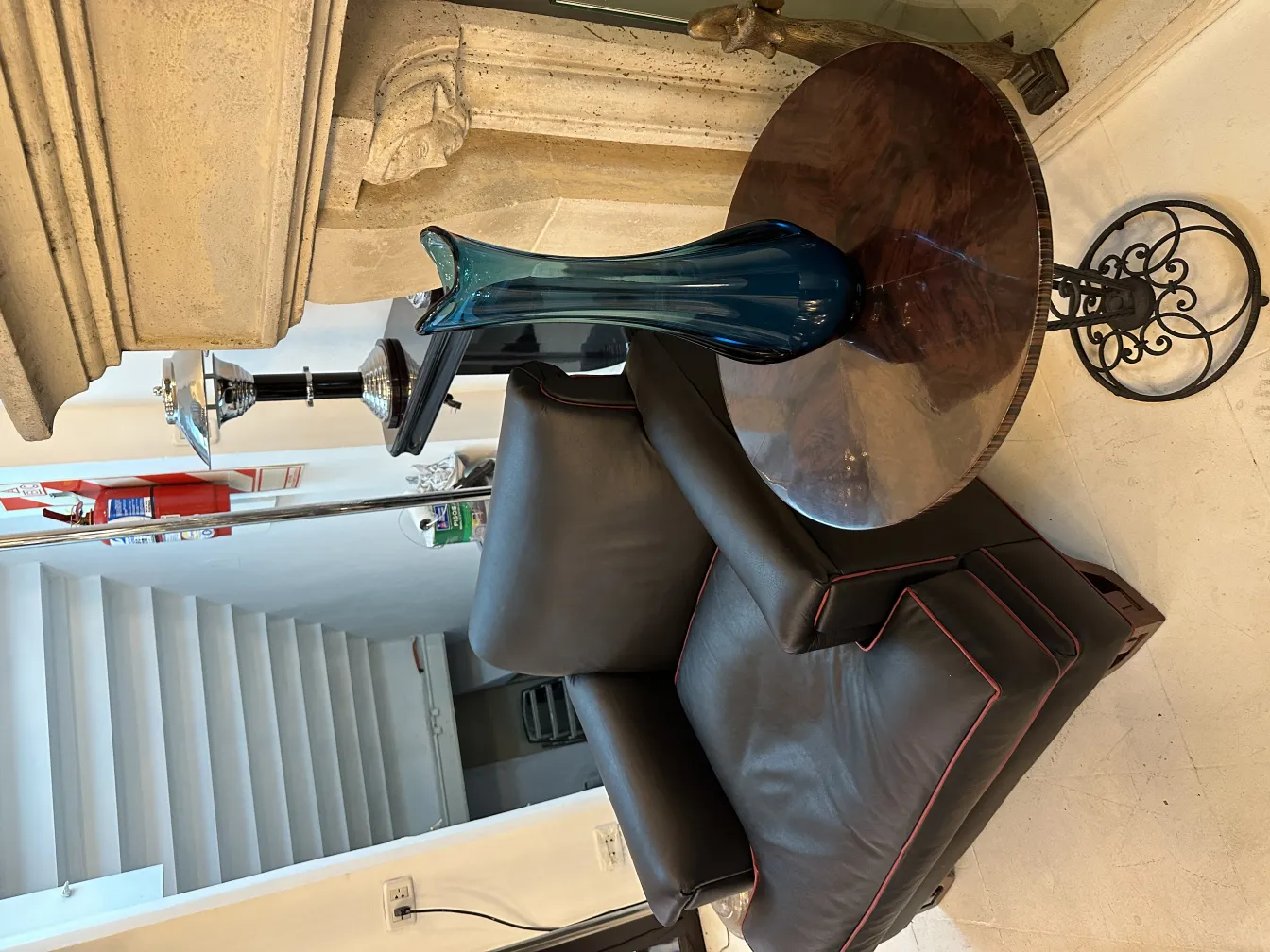 florero antiguo de vidrio azul con forma elegante sobre mesa