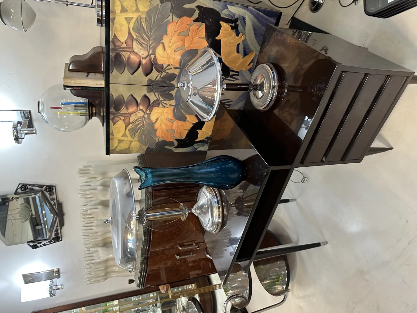 vaso decorativo antico blu su un tavolo elegante