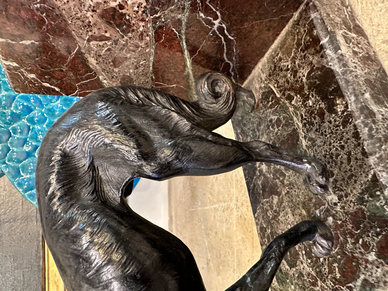 エレガントな設定に古い装飾的なブックエンド。