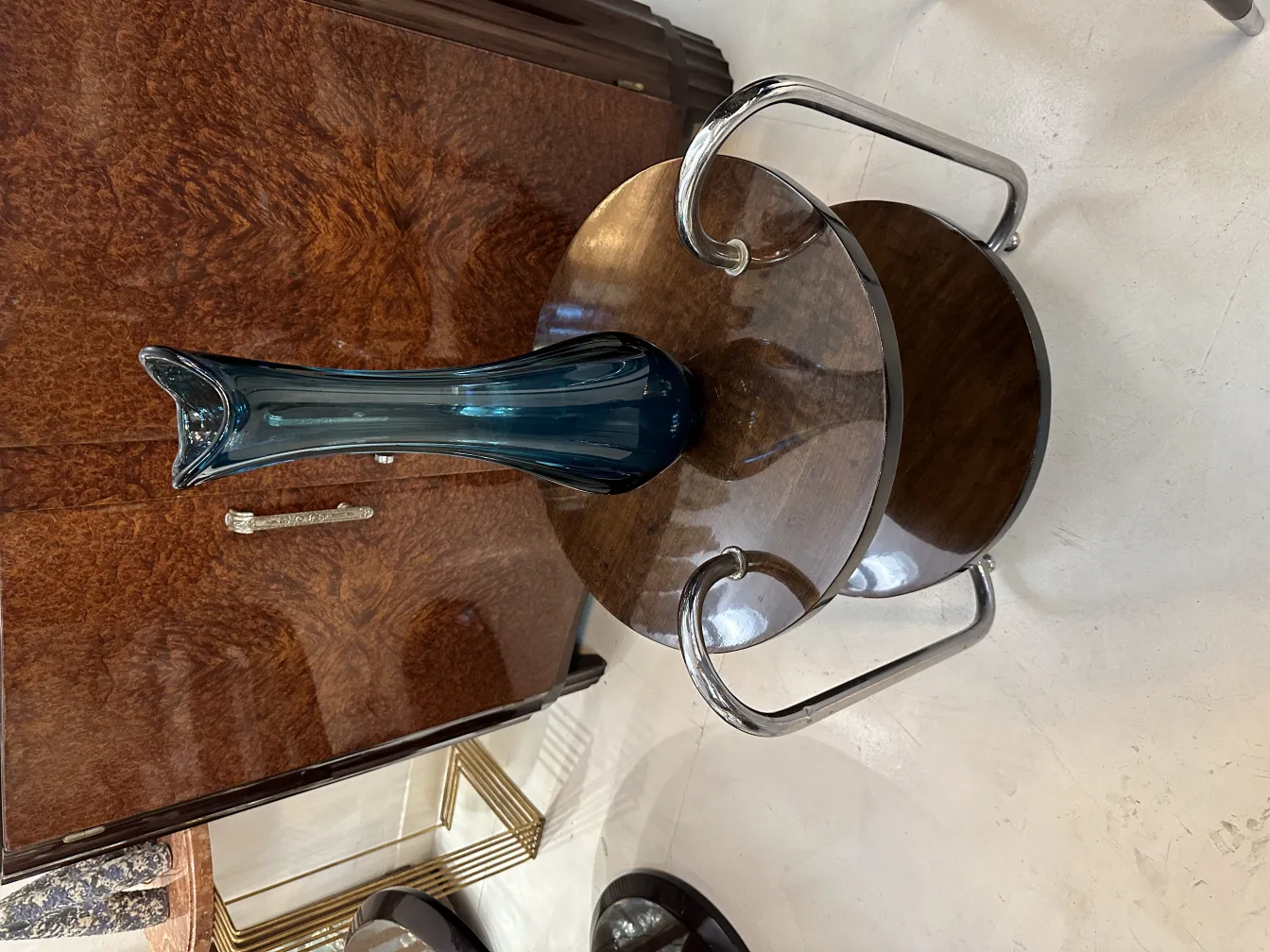 Antike blaue Vase auf einem Holztisch