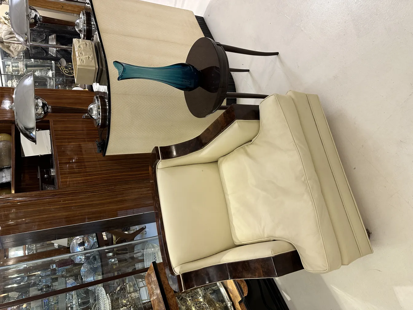 古董花瓶，优雅造型，装饰环境中