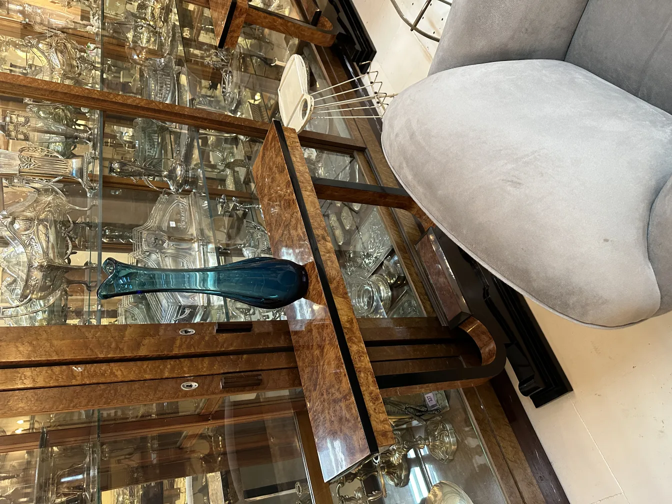 vaso de flores antigo azul exibido em uma vitrine