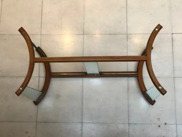 Table antique avec design courbé, pour 8 personnes.