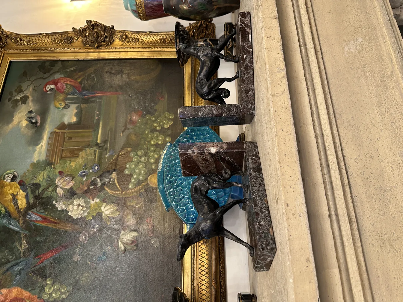 Serre-livres anciens avec des figures de chevaux sur une étagère