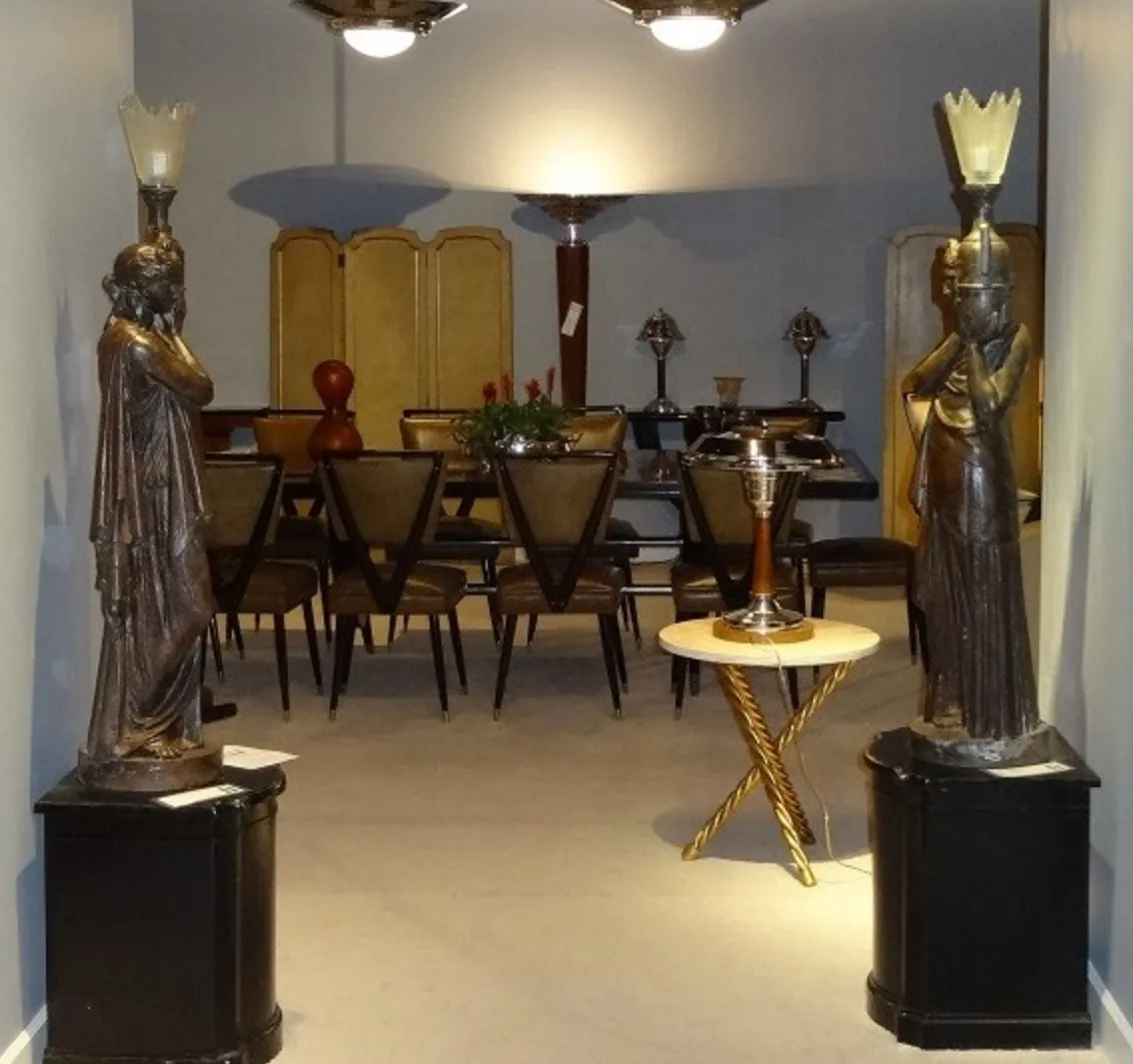 12 sedie antiche in un ambiente elegante con statue