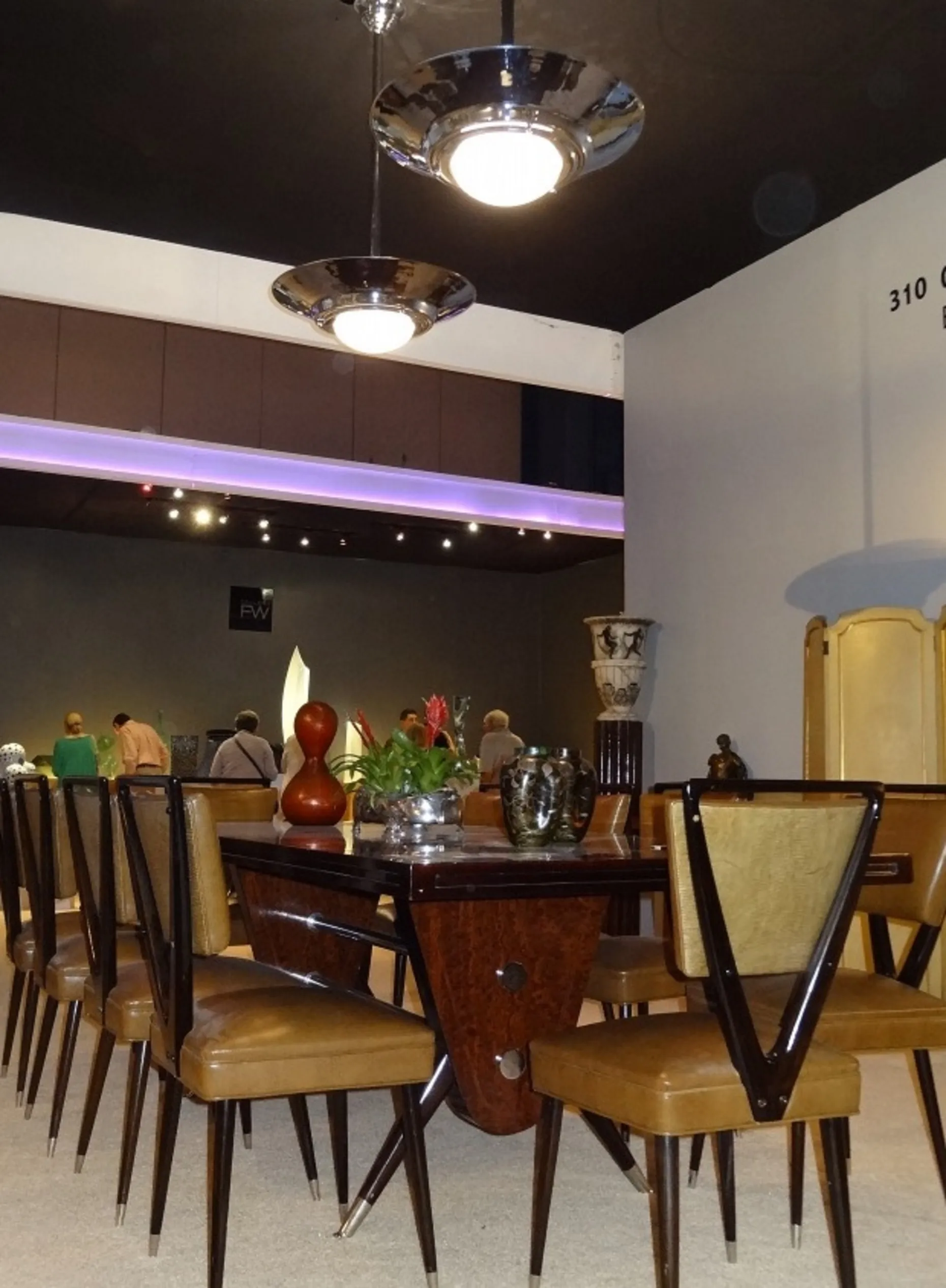 Set di 12 sedie antiche di carlo mollino in un ambiente elegante