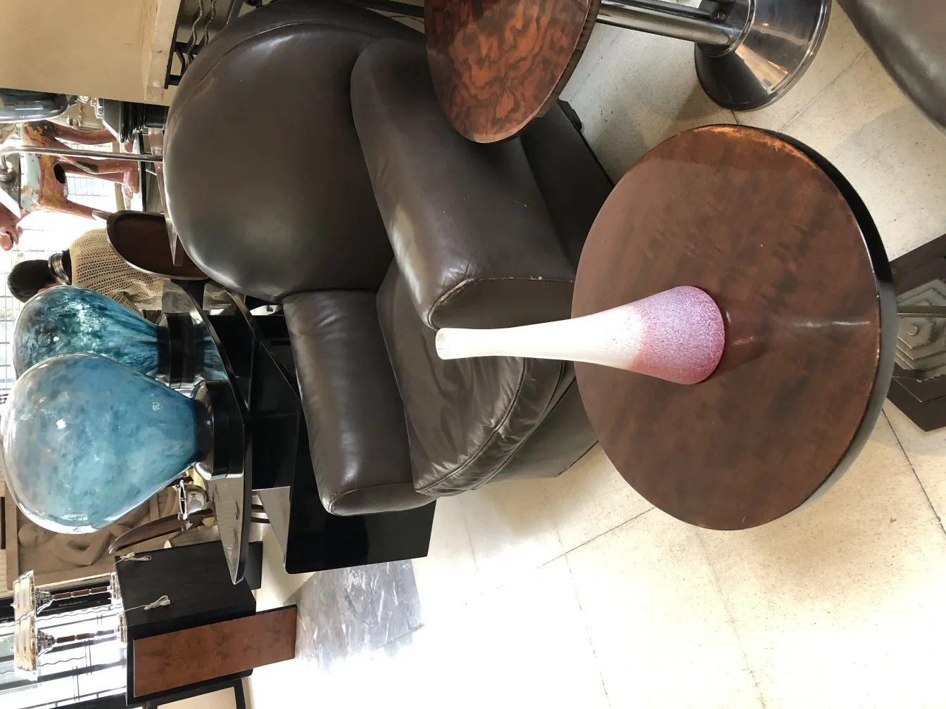 vase ancien élégant dans un environnement moderne avec fauteuil marron