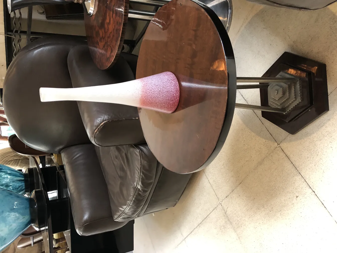 florero antiguo con forma estilizada en un ambiente moderno