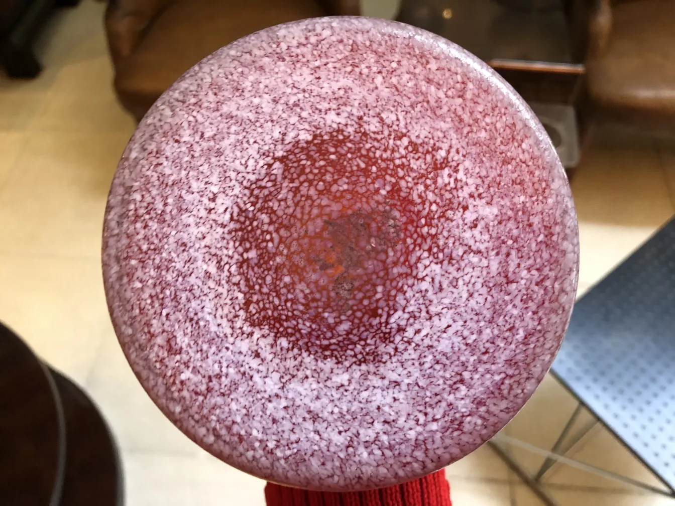 vase ancien avec motif décoratif et couleurs vives