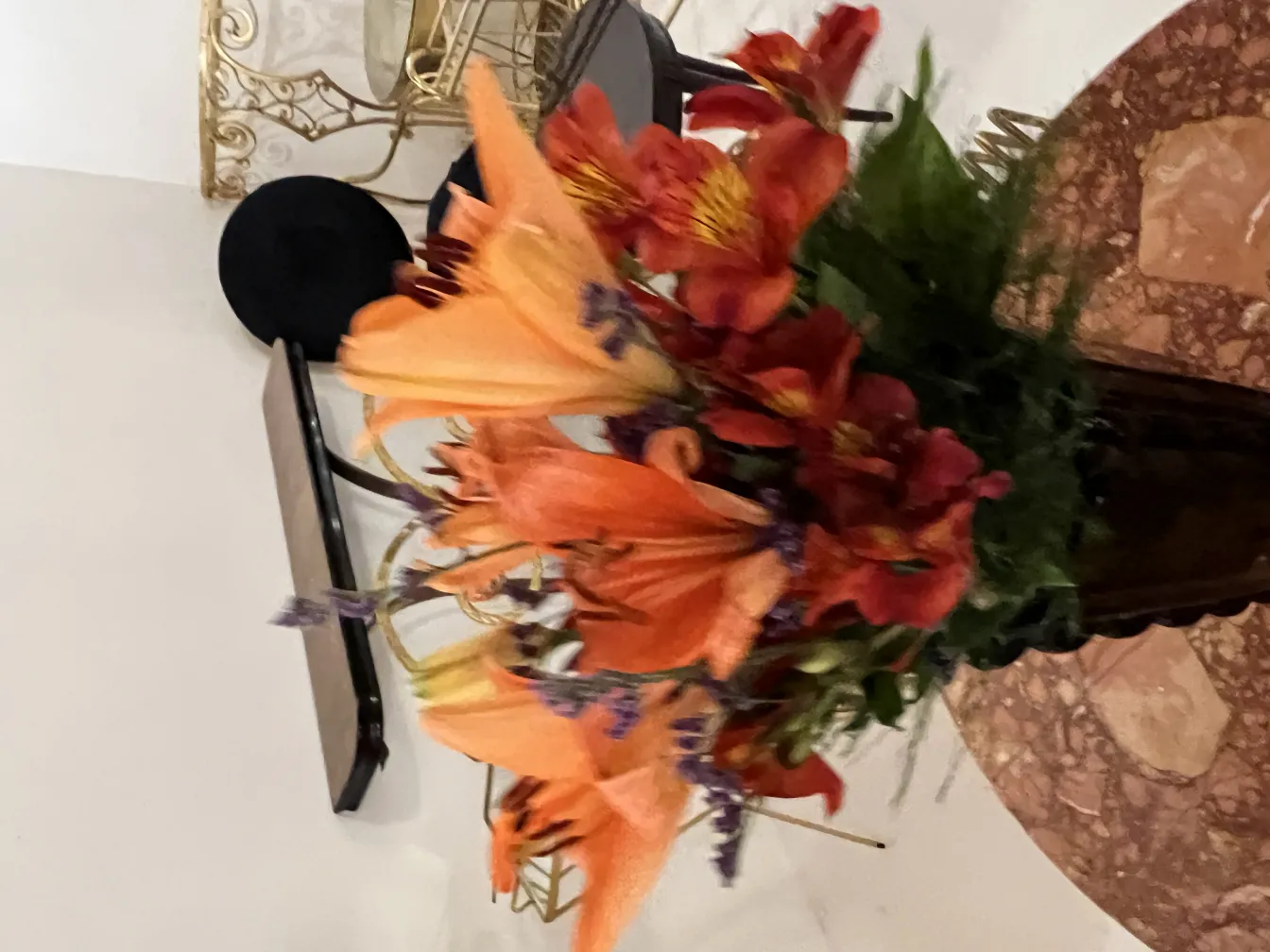 vase ancien avec des fleurs orange dans un cadre élégant.