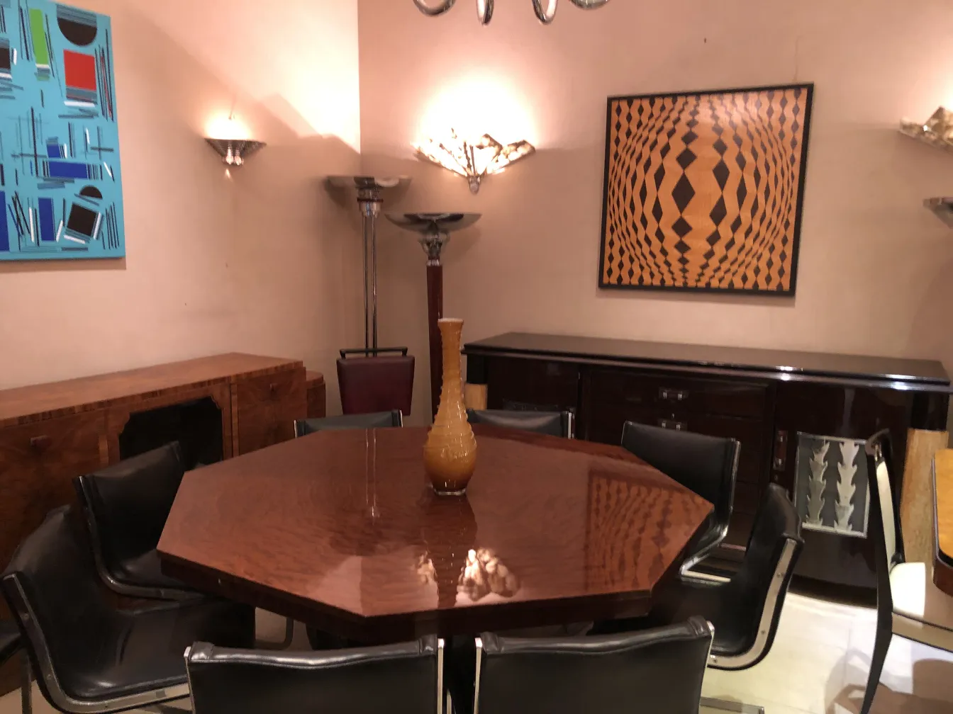 vaso antigo de cor dourada em uma mesa octagonal