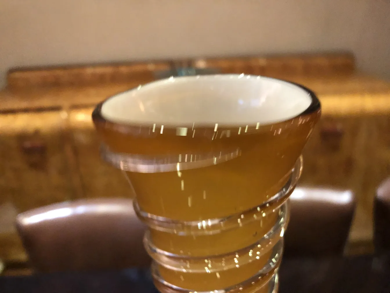 antike vase in einem eleganten und gemütlichen setting