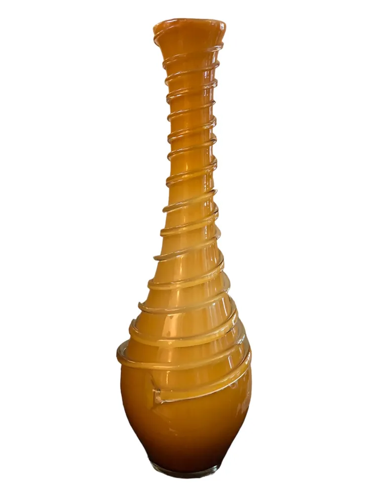 vaso antico in ceramica con design a spirale e colore miele