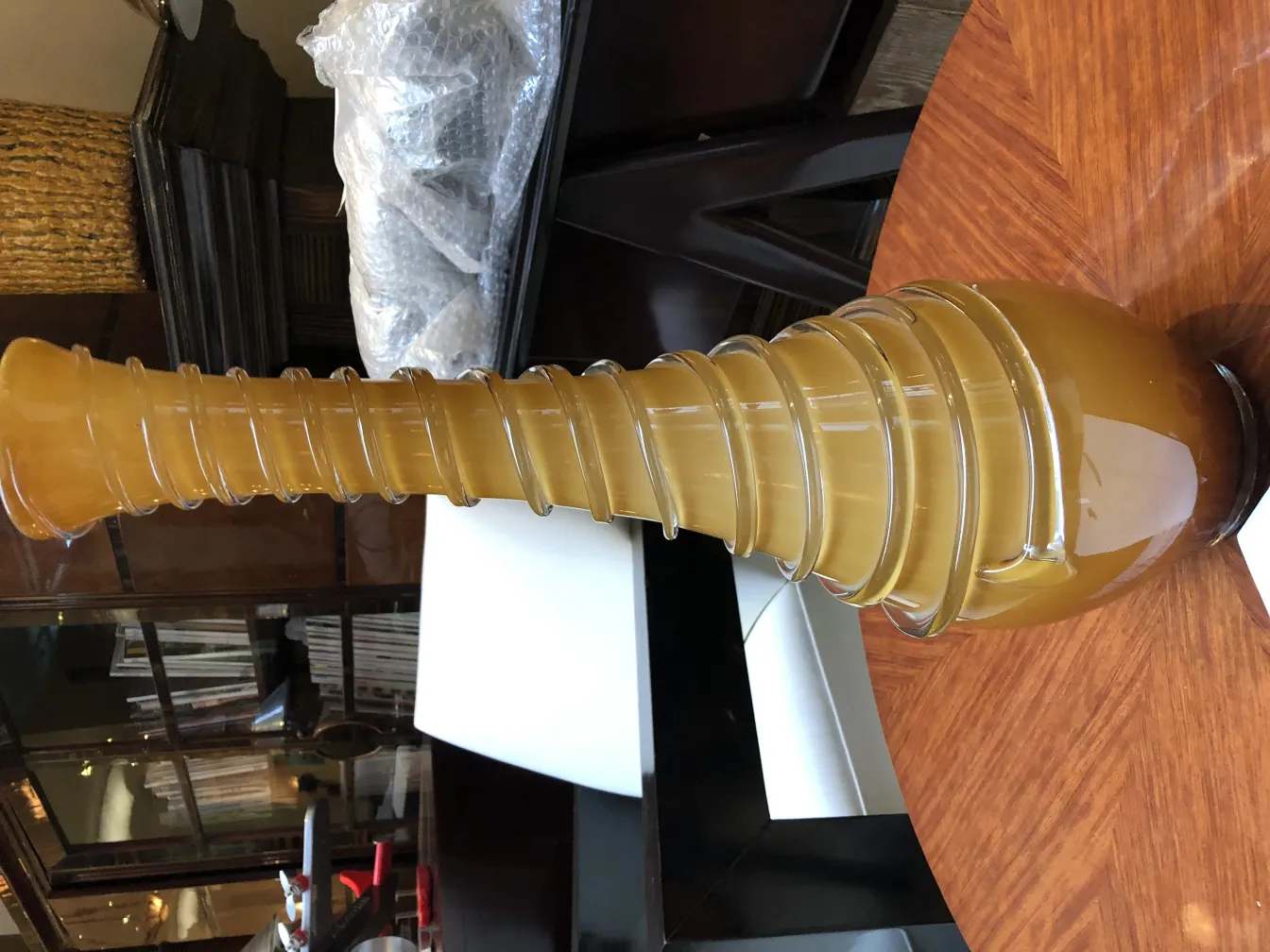 vase ancien au design élégant, dans un cadre accueillant