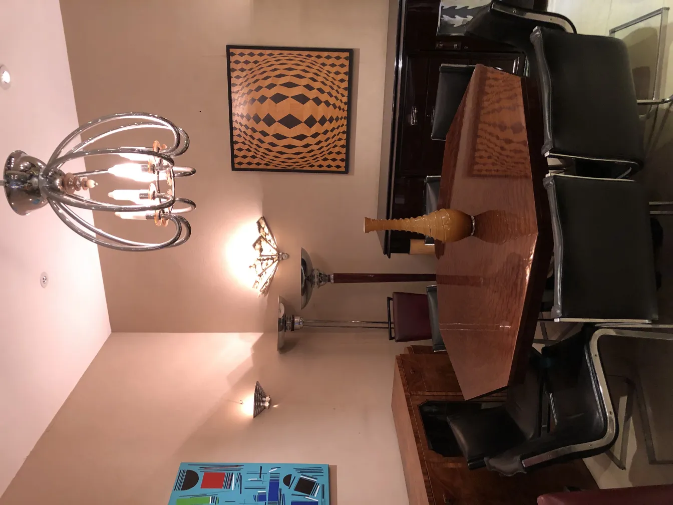 florero antiguo de forma esbelta sobre mesa de madera