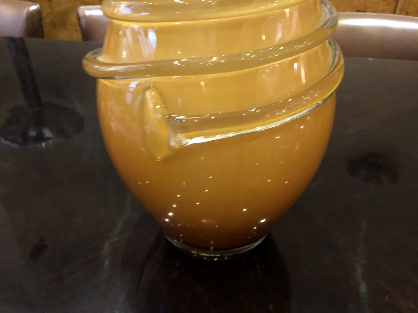 vaso antico su un tavolo scuro, con design curvo