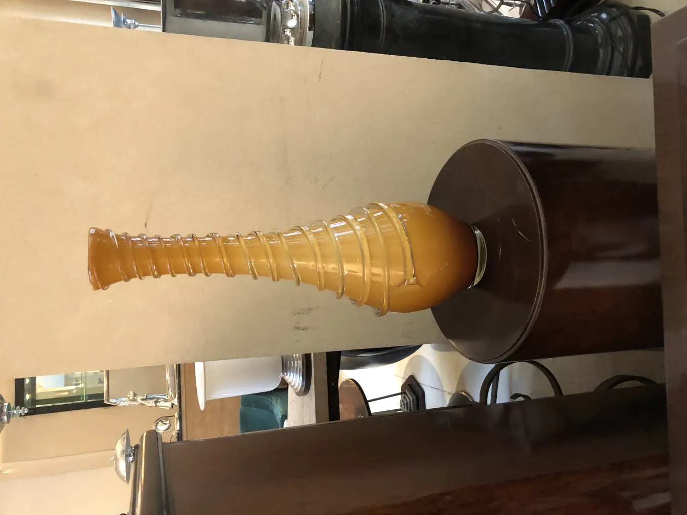 vase ancien de forme stylisée, avec des détails dans un environnement accueillant