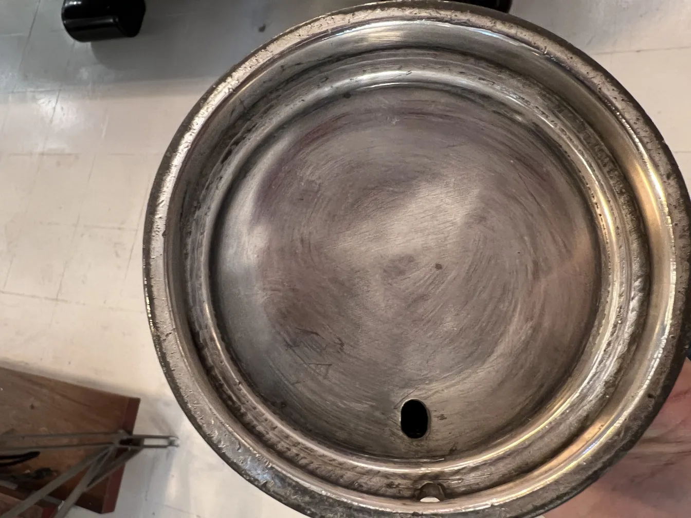 vaso antico rotondo con superficie lucida