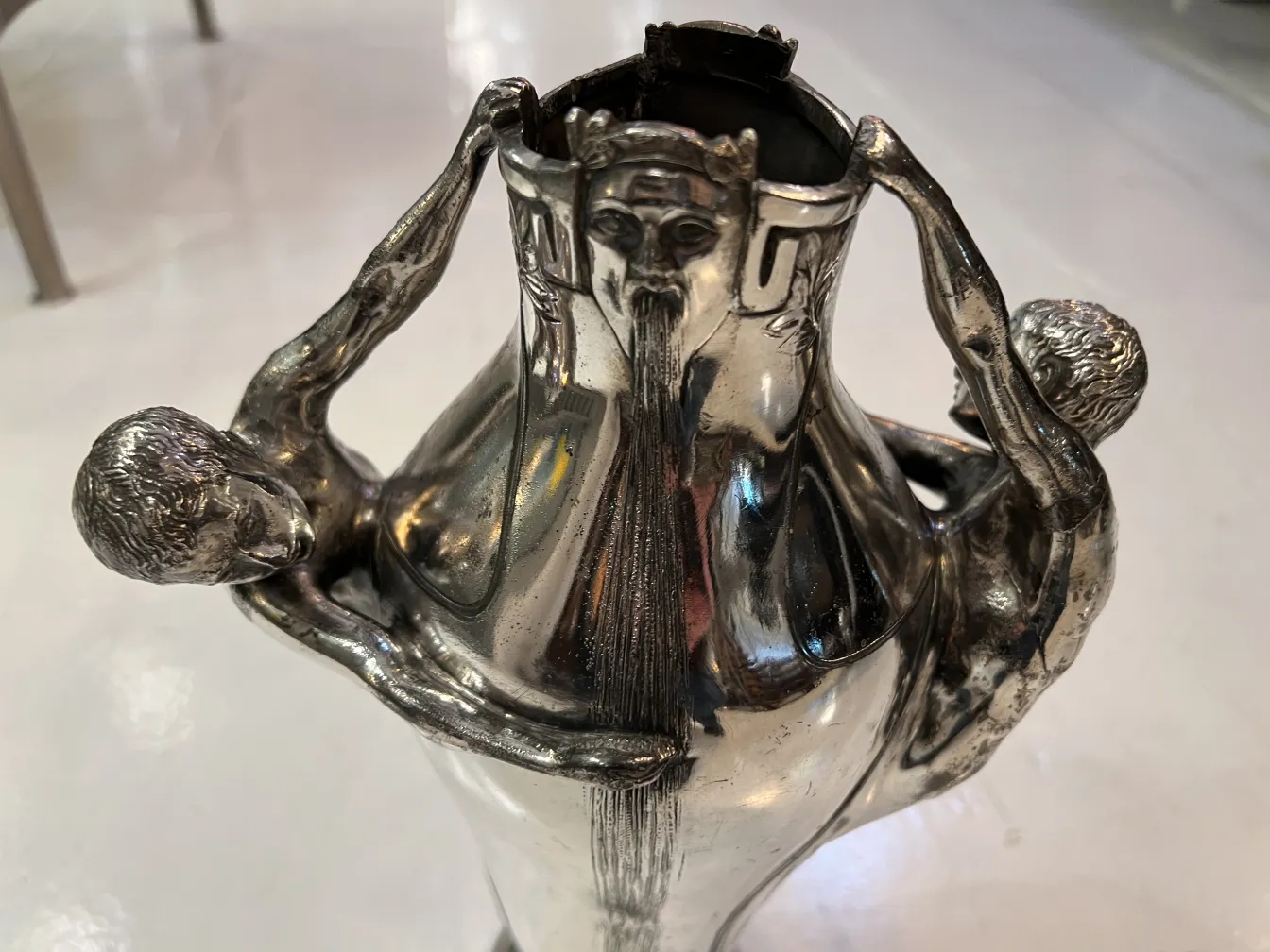 Antike Vase mit geschnitzten und dekorativen Figuren an den Seiten, weißer Hintergrund